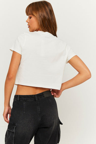 Wit T-shirt van TALLY WEIJL, met korte mouwen, cropped model, gecombineerd met zwarte broek.