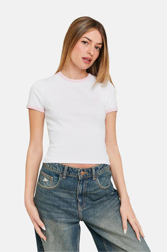 Wit T-shirt met korte mouwen van TALLY WEIJL, met roze randen aan de hals en mouwen, gedragen met een blauwe jeans.
