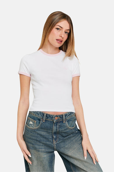 Wit T-shirt met korte mouwen van TALLY WEIJL, met roze randen aan de hals en mouwen, gedragen met een blauwe jeans.
