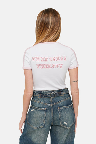 Wit T-shirt met korte mouwen van TALLY WEIJL, met roze details en de tekst "Sweetness Therapy" op de rug.