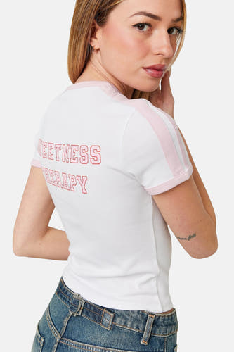 Wit T-shirt met korte mouwen van TALLY WEIJL, met roze accenten en een tekstprint op de rug.
