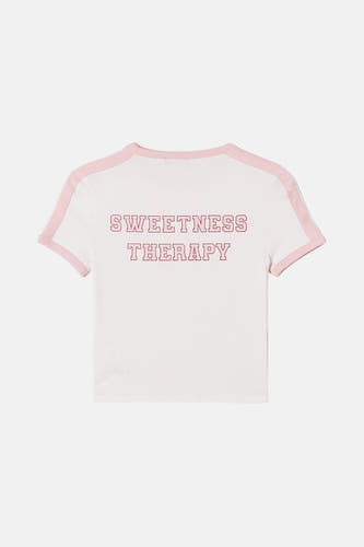 Wit T-shirt met korte mouwen van TALLY WEIJL, met roze randen en de tekst 'Sweetness Therapy' in rood.
