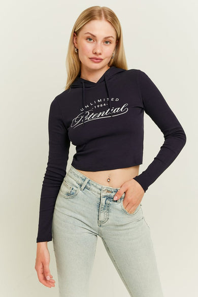 T-shirt bleu à manches longues de TALLY WEIJL, avec un capuchon et une impression, associé à un pantalon en denim.