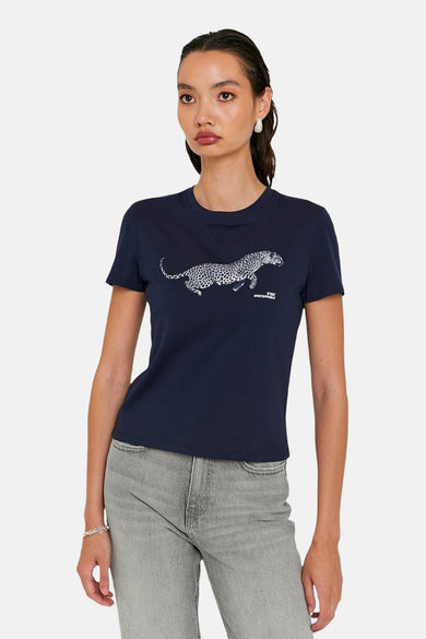 T-shirt bleu à manches courtes de TALLY WEIJL, avec imprimé léopard et porté avec des jeans gris.