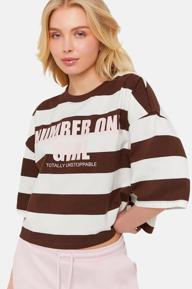 T-shirt marron de TALLY WEIJL avec rayures blanches, imprimé texte rose et coupe oversize.