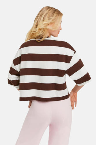 T-shirt marron de TALLY WEIJL avec des rayures blanches, oversize et court, avec des manches 3/4, dos, porté avec un pantalon rose.
