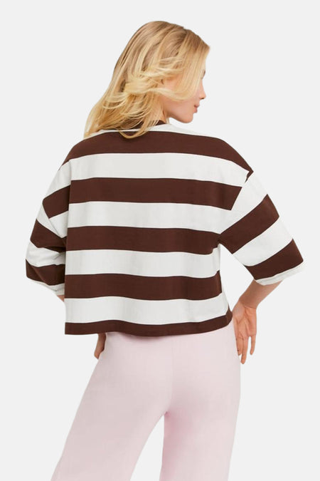 T-shirt marron de TALLY WEIJL avec des rayures blanches, oversize et court, avec des manches 3/4, dos, porté avec un pantalon rose.
