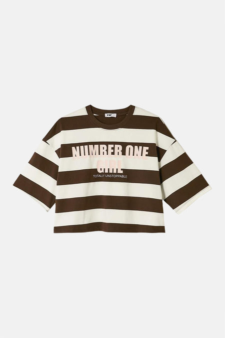 T-shirt rayé marron de TALLY WEIJL avec des rayures blanches et un imprimé texte rose et noir.
