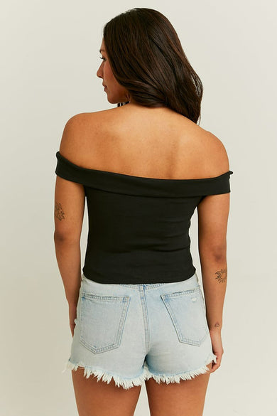 Zwarte mouwloze top van TALLY WEIJL, off-shoulder model, achterzijde, gladde stof, draagbaar met lichtblauwe denim shorts