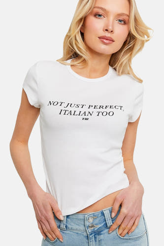 T-shirt blanc à manches courtes de TALLY WEIJL, avec imprimé texte noir sur le devant et jean bleu clair.