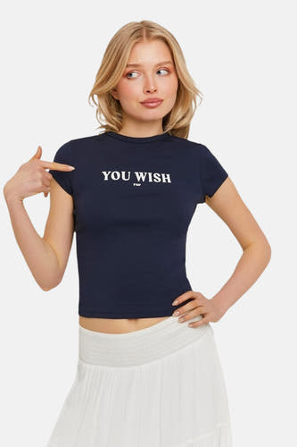Donkerblauw T-shirt met korte mouwen van TALLY WEIJL, met 'YOU WISH TW' print, in crop pasvorm, gedragen met witte rok.