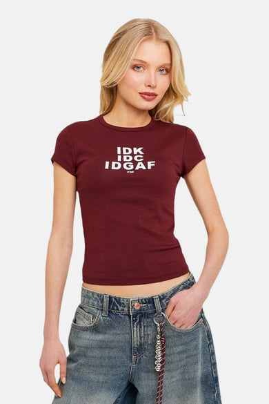 Bordeaux T-shirt van TALLY WEIJL, met witte tekstprint, gedragen met een blauwe jeans met ketting.