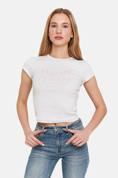 Wit T-shirt met korte mouwen van TALLY WEIJL, met roze tekstprint, gecombineerd met jeans.