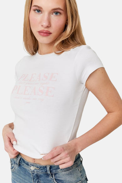 Wit T-shirt met korte mouwen van TALLY WEIJL, met lichtroze tekst, gecombineerd met een blauwe jeans.
