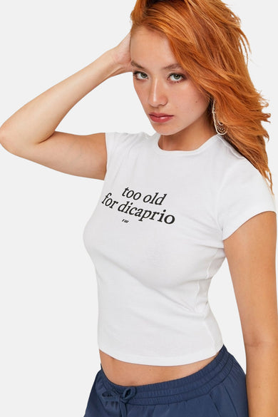 Wit T-shirt met korte mouwen van TALLY WEIJL, met zwarte tekstprint, gecombineerd met een blauwe broek.