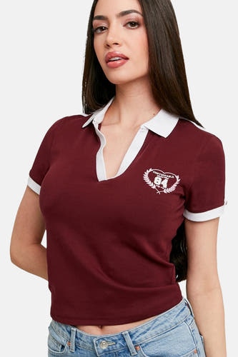 Polo rouge à manches courtes de TALLY WEIJL avec détails blancs et un imprimé décoratif.