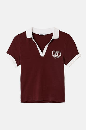 Polo rouge de TALLY WEIJL, avec un col blanc et un logo sur la poitrine.