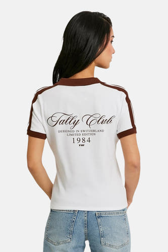 Polo blanche à manches courtes de TALLY WEIJL, avec des rayures marron sur les épaules et un imprimé texte dans le dos.