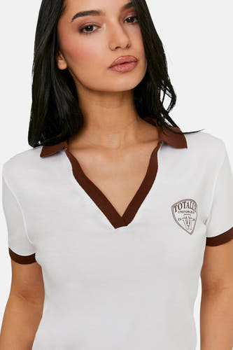 Polo blanche à manches courtes de TALLY WEIJL, avec des détails marron au col et aux manches et un logo sur la poitrine.