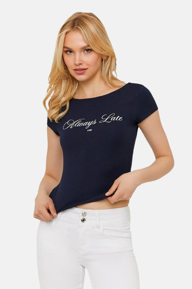 Blauw T-shirt van TALLY WEIJL met witte "Always Late" opdruk, bootkraag en korte mouwen, gedragen met witte jeans.