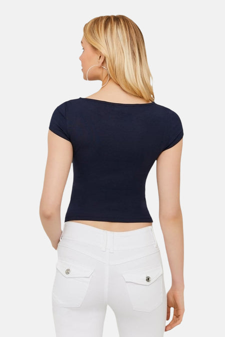 Blauw T-shirt met korte mouwen van TALLY WEIJL, effen en getailleerd, kort model met boothals, gezien vanaf de achterkant, gedragen met witte jeans.
