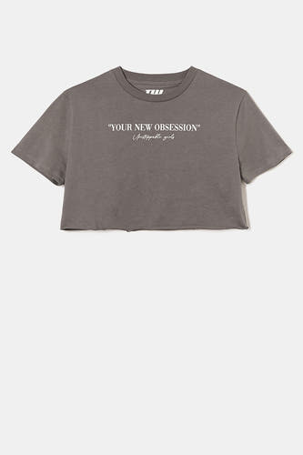 T-shirt gris à manches courtes de TALLY WEIJL, avec une impression de texte blanche et un col en biais.