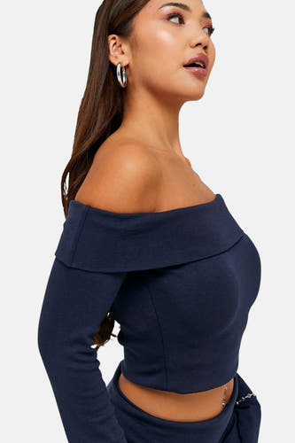 Blauw T-shirt met lange mouwen van TALLY WEIJL, met een off-shoulder halslijn, in zijaanzicht.
