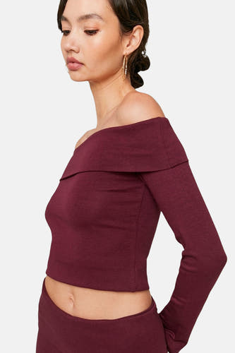 T-shirt de couleur bordeaux à manches longues de TALLY WEIJL, avec un col en v et une coupe crop.