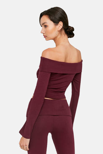 T-shirt à manches longues en bordeaux de TALLY WEIJL, décolleté épaules dégagées, avec manches longues et un design simple.