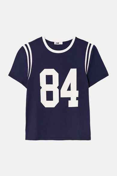 T-shirt bleu à manches courtes de TALLY WEIJL, avec finition blanche le long de l'encolure et rayures blanches sur les épaules, avec le numéro 84.