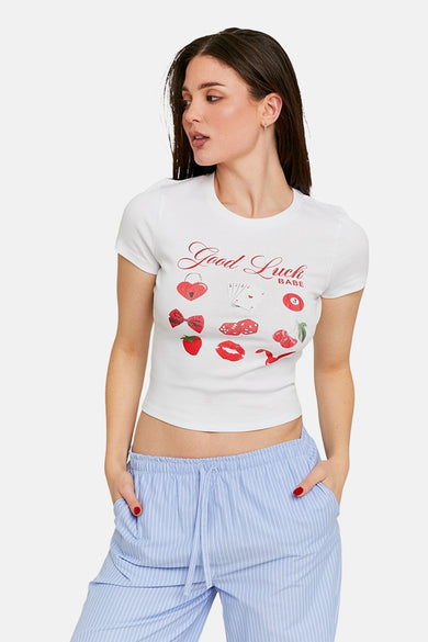 Wit T-shirt met korte mouwen van TALLY WEIJL, met rode 'Good Luck Babe' print en blauw gestreepte broek.
