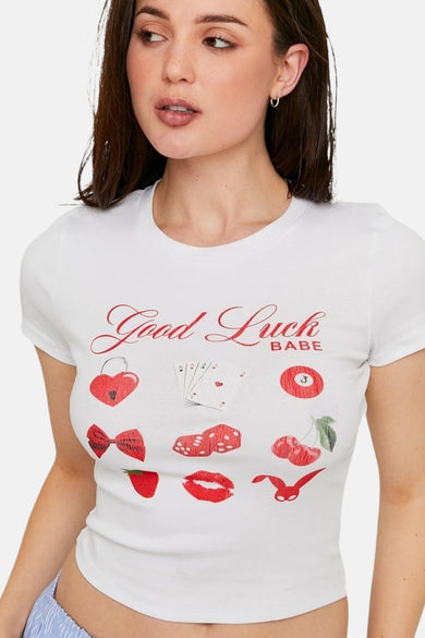 Wit T-shirt met korte mouwen van TALLY WEIJL, met rode 'Good Luck Babe'-print en geluksbrenger-illustraties.
