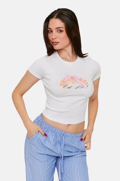 T-shirt blanc à manches courtes de TALLY WEIJL, avec un imprimé croissant et un short rayé bleu.