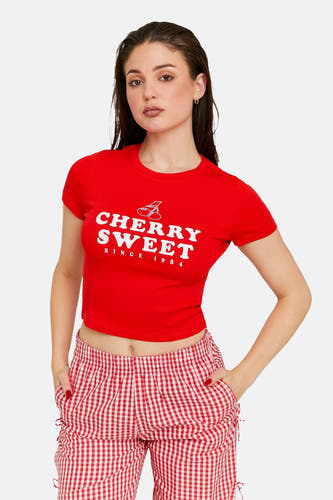 T-shirt rouge à manches courtes de TALLY WEIJL, avec imprimé "Cherry Sweet" et short.