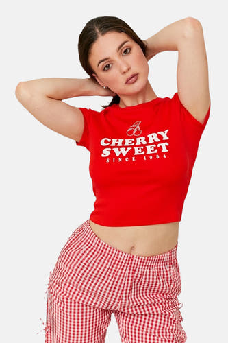 T-shirt rouge à manches courtes de TALLY WEIJL, avec une impression "Cherry Sweet" et un short rayé rouge et blanc.