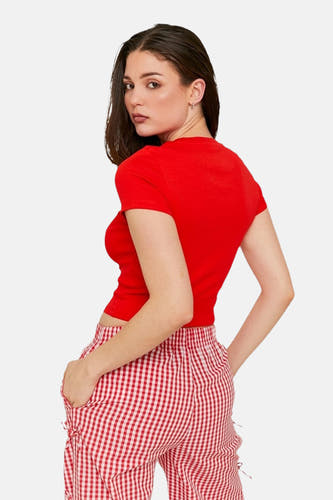 T-shirt rouge à manches courtes de TALLY WEIJL, avec une coupe ajustée et un short en jean.
