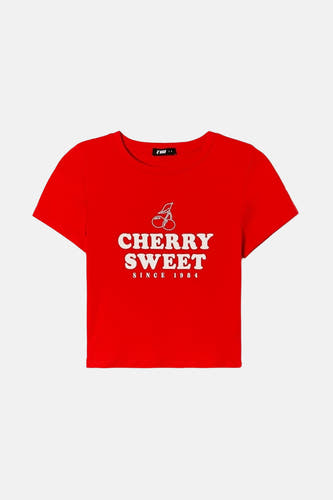 T-shirt rouge à manches courtes de TALLY WEIJL, avec une impression blanche "Cherry Sweet" et une image de cerise.