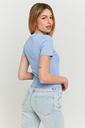 Blauw T-shirt met korte mouwen van TALLY WEIJL, gedragen met lichte jeans.