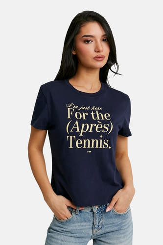 T-shirt bleu à manches courtes de TALLY WEIJL, avec inscription de couleur or, porté avec un jean.