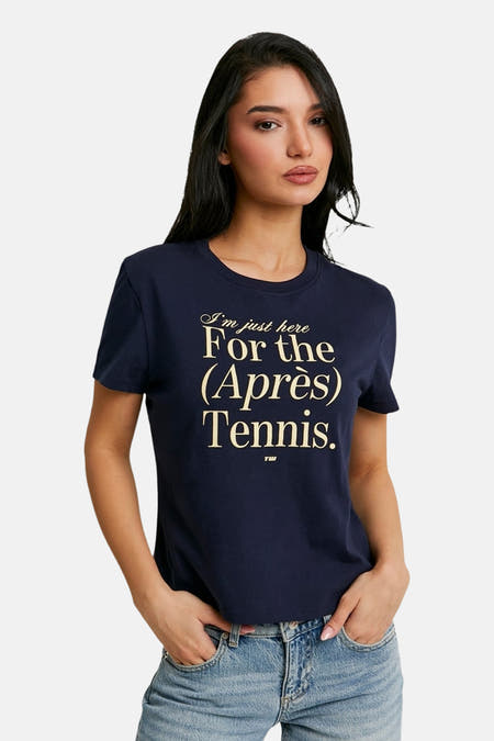 Blauw T-shirt met korte mouwen van TALLY WEIJL, met opschrift in goudkleur, gedragen met een spijkerbroek.
