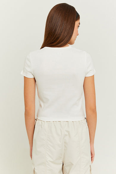 Wit T-shirt van TALLY WEIJL, achterkant, gecombineerd met een beige broek.