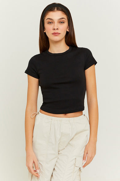 Zwart T-shirt van TALLY WEIJL, gedragen met beige cargo broek en een zwarte haarband.