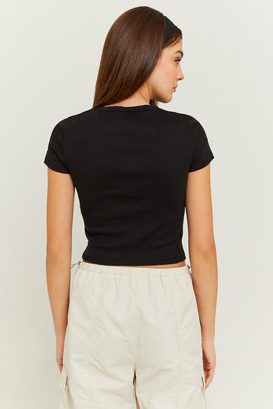 Zwart T-shirt van TALLY WEIJL, achterkant, met korte mouwen en gecombineerd met beige cargo shorts.
