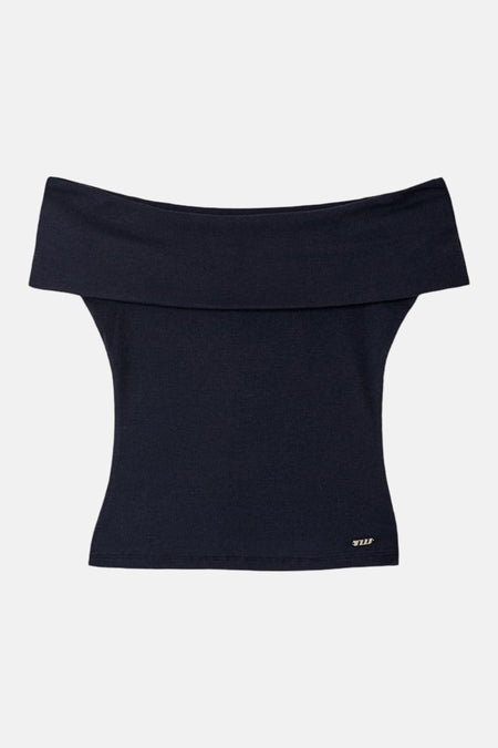Donkerblauw T-shirt met ribtextuur en off-shoulder halslijn van TALLY WEIJL, met een klein zilverkleurig logo onderaan.