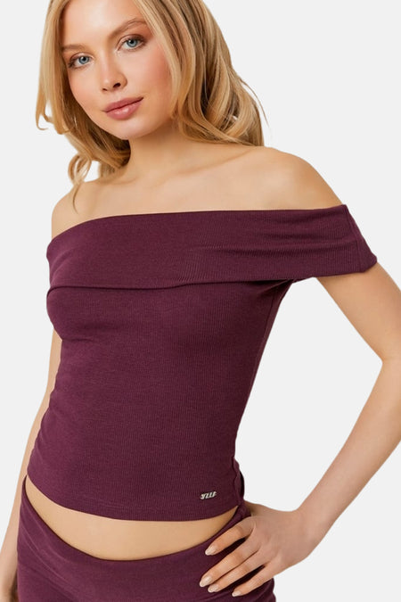 Paars geribd T-shirt van TALLY WEIJL met off-shoulder halslijn, gedragen door een model.