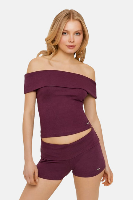 Paars off-shoulder cropped T-shirt van TALLY WEIJL, gedragen door een model met een bijpassende short.