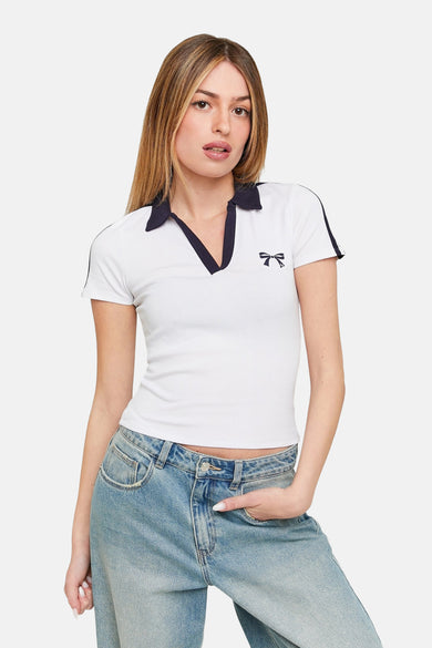 Wit T-shirt met korte mouwen van TALLY WEIJL, afgewerkt met een donkerblauwe kraag en een strikdetail.