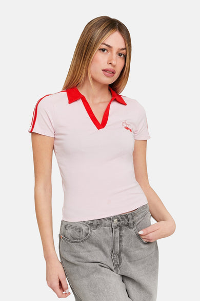 T-shirt rose à manches courtes de TALLY WEIJL, avec col rouge et rayures sur les épaules, porté avec un jean gris.