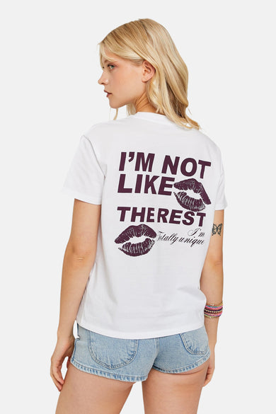 T-shirt blanc à manches courtes de TALLY WEIJL, avec du texte violet et des impressions de baisers sur le dos, porté avec des shorts en denim.