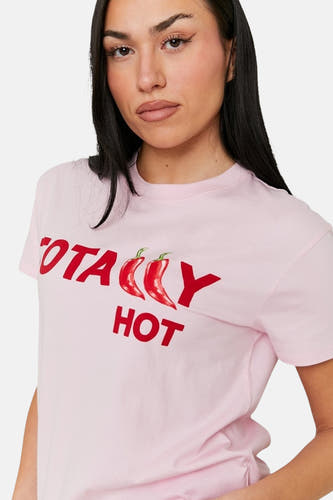 T-shirt rose à manches courtes de TALLY WEIJL, avec du texte 'Totally Hot' rouge et des piments.